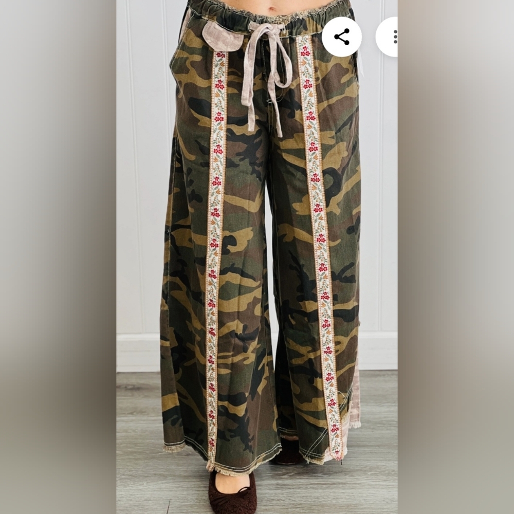 POL Camouflage Wide-Leg Pants with Floral Trim. 28" Inseam